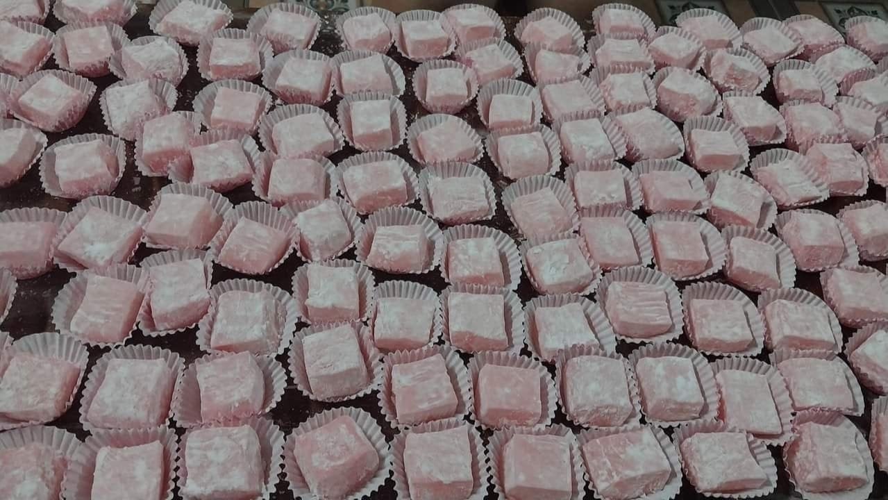 كعكة فو ين الوردية ذات اللون الوردي الفاتح المميز وطبقة العجين البيضاء الناعمة.