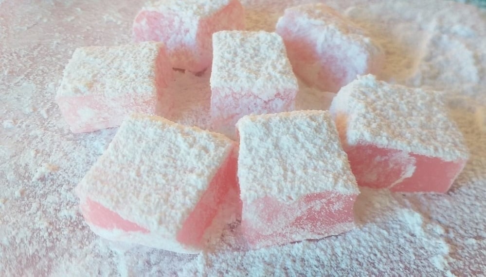 تتطلب عملية طهي عجينة الكيك الوردي على الموقد مهارة.