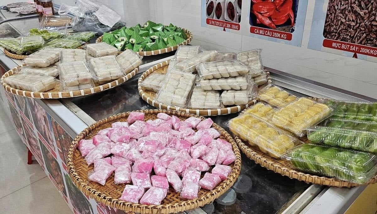 يتم تغليف صناديق الكيك الوردية بعناية كهدايا.