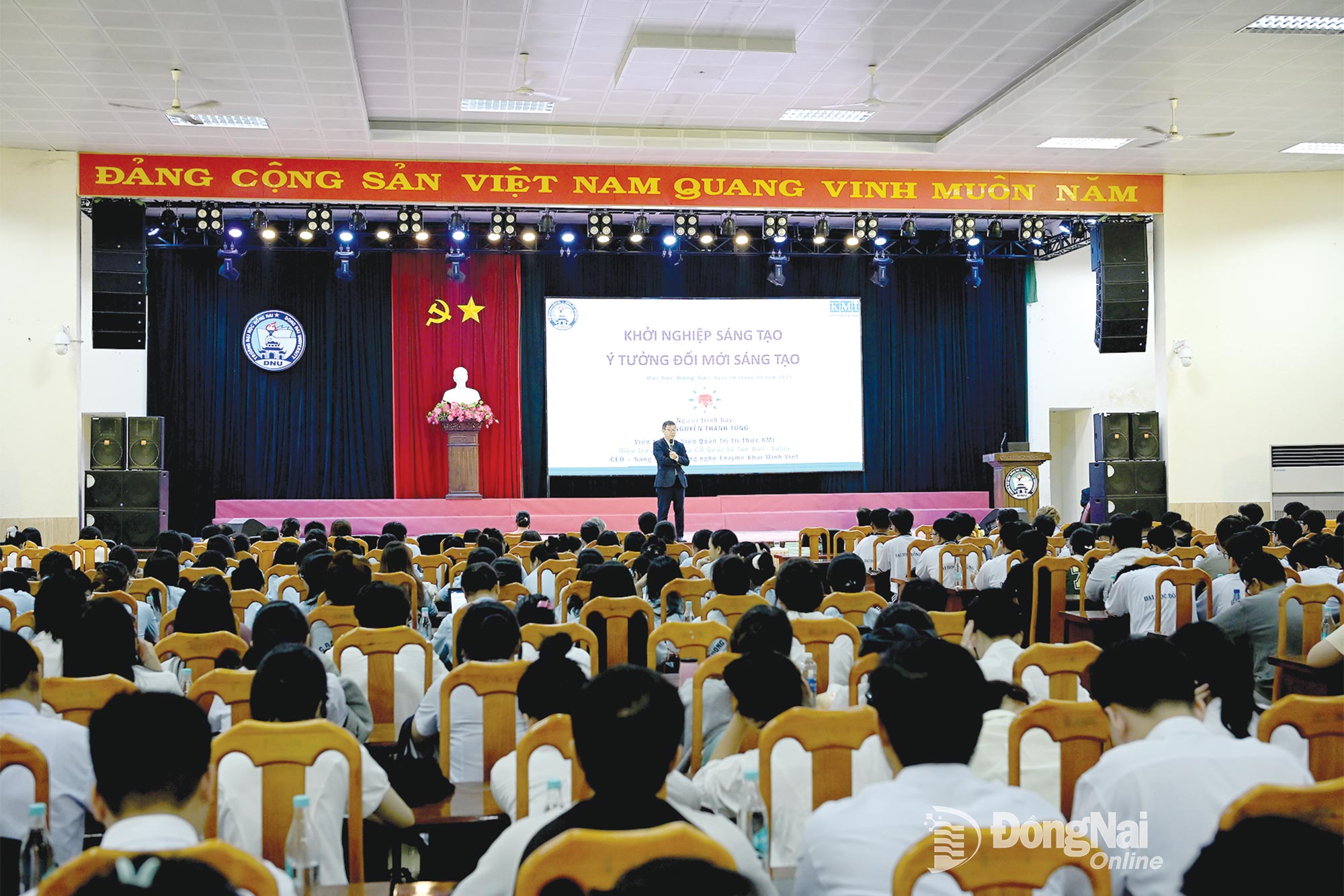 Dr. Nguyen Thanh Tung, directeur van het KMi Knowledge Management Institute, gaf een training in kennis en vaardigheden van innovatief ondernemerschap aan docenten en studenten van de Dong Nai Universiteit. Foto: Contributor
