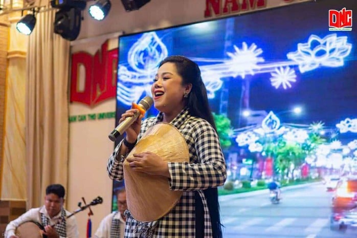 Artistul meritoriu Ai Hang - Cel care păstrează și răspândește sufletul muzicii amatoricești Tay Do - Fotografia 2.