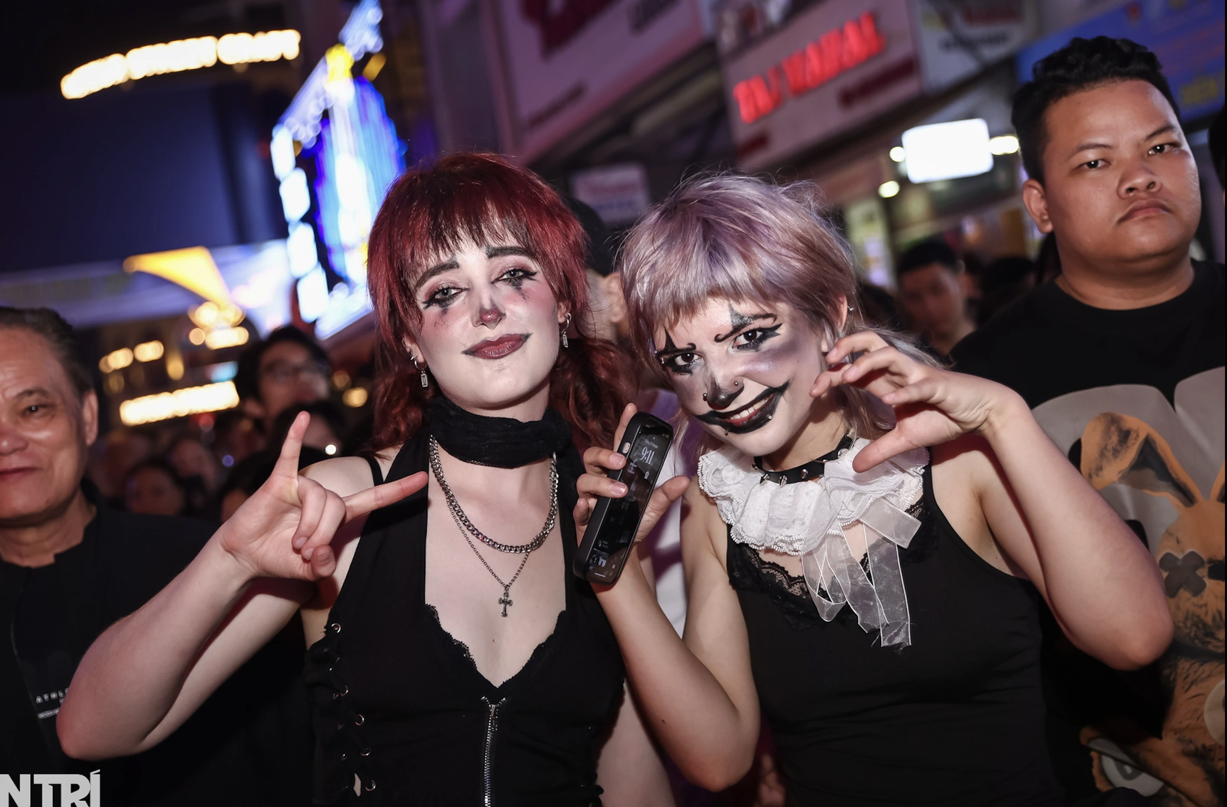 Phố đi bộ Nguyễn Huệ, Bùi Viện "thất thủ" trong đêm Halloween