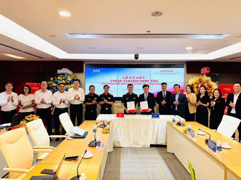 ACB は Viettel と協力して、企業およびビジネス世帯のデジタル変革を推進しています - 写真 1。 ACB hợp tác với Viettel để thúc đẩy chuyển đổi số cho doanh nghiệp và hộ kinh doanh- Ảnh 1.