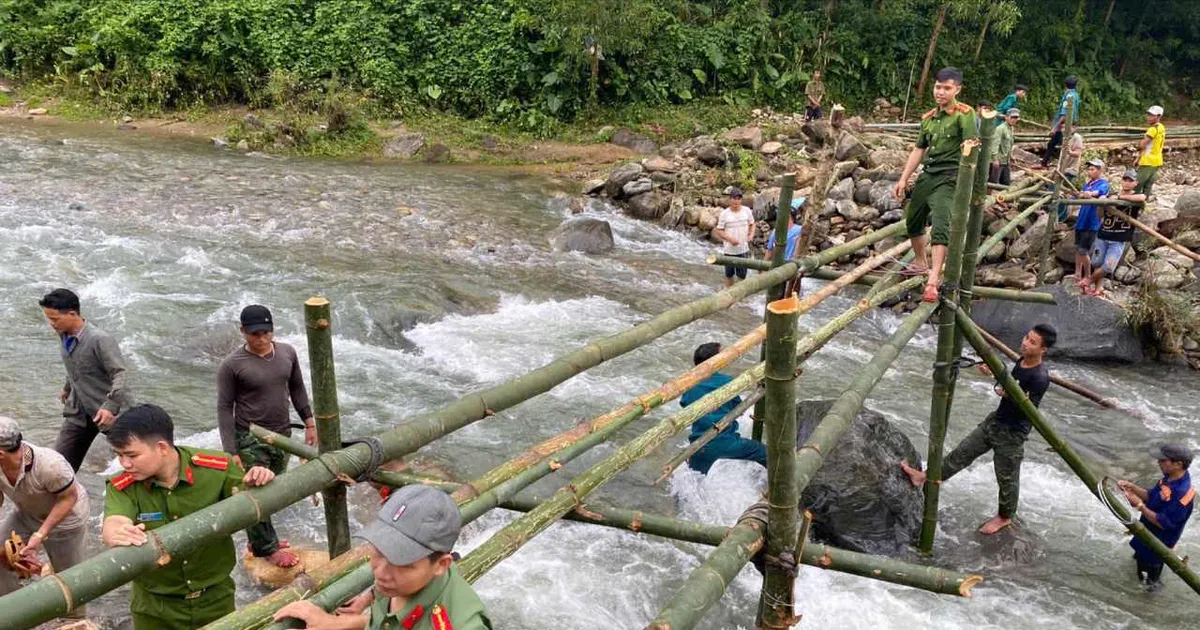 Quảng Ngãi: Cầu tre được dựng lại, 34 hộ dân thoát cảnh chia cắt