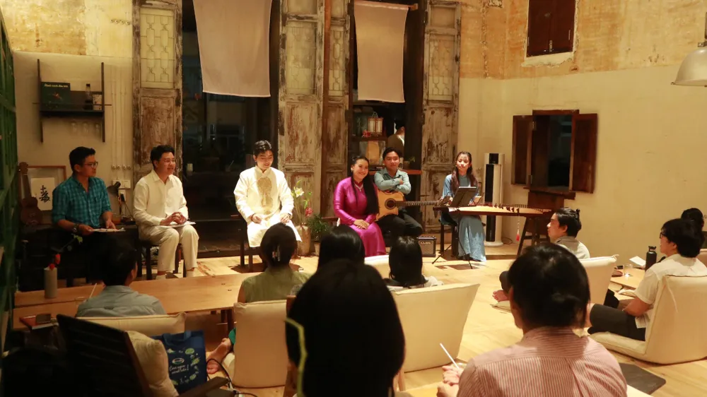 Hudební večer pořádaný Asociací Ca Cam v kavárně ve 3. patře bytového domu na ulici Ly Tu Trong 26 (městská část Sai Gon, Ho Či Minově Městě)