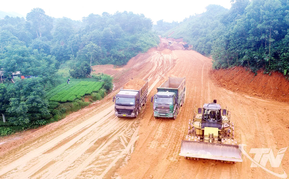 Nach Abschluss der Baustellenräumung wird das Ho-Chi-Minh-Straßenprojekt, Abschnitt Cho Chu - Trung Son (Phase 2) durch die Provinz Thai Nguyen, durch die Mobilisierung von Arbeitskräften, Maschinen und Ausrüstung durch die Bauunternehmen beschleunigt.