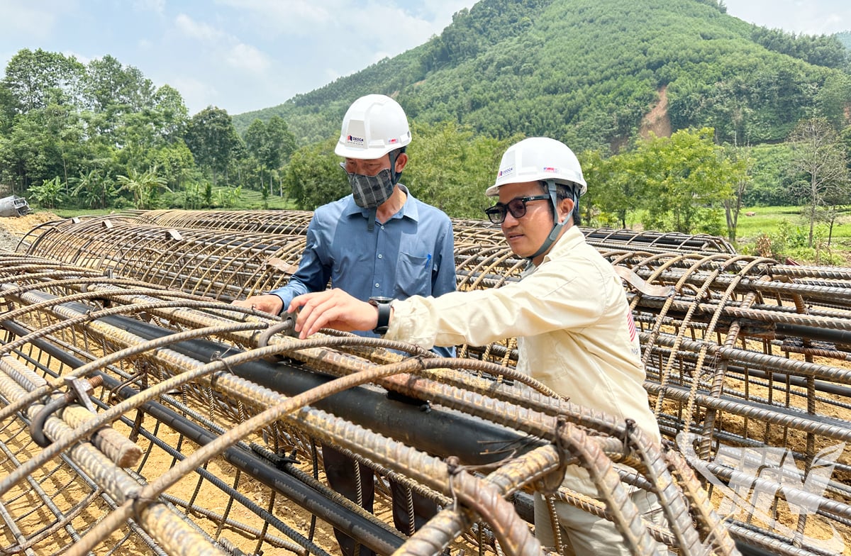 Der Auftragnehmer für den Bau der Schnellstraße Cho Moi - Bac Kan hat sowohl den Baufortschritt beschleunigt als auch den Fokus auf die Sicherstellung der Qualität der Bauarbeiten gelegt.