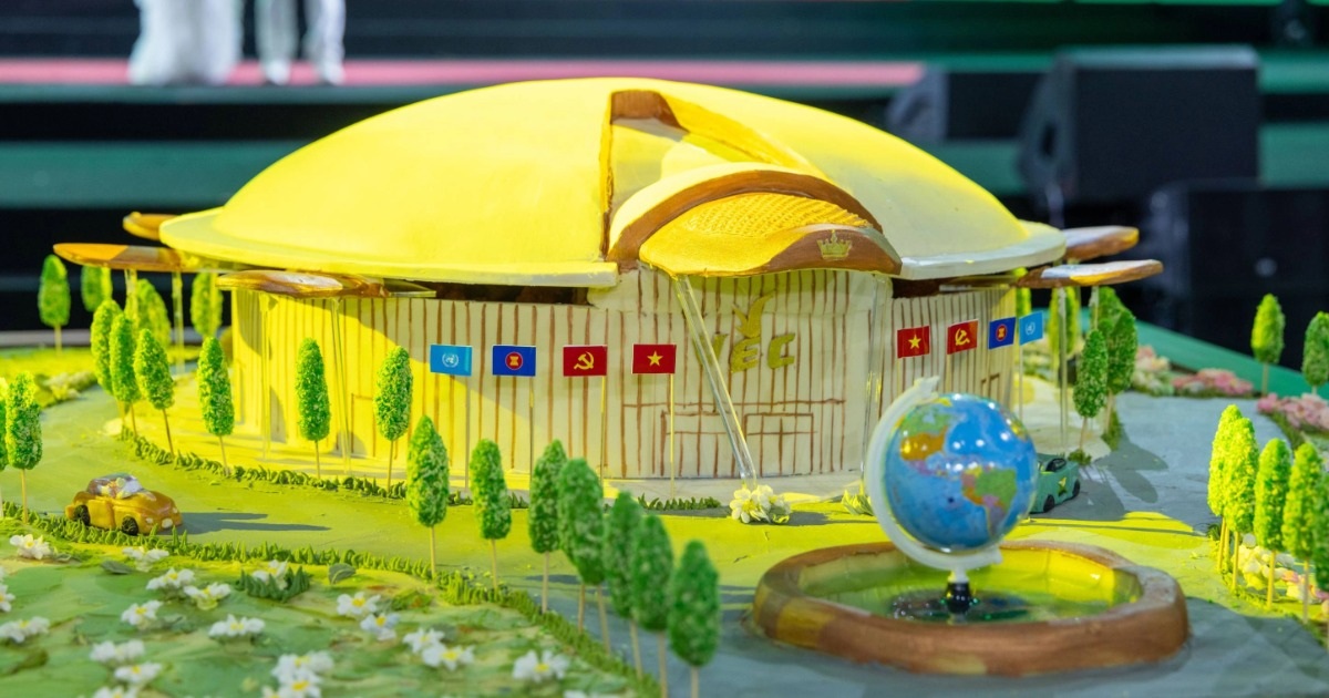 Mô hình Trung tâm Triển lãm Việt Nam làm từ 510kg xôi, đậu xác lập kỷ lục