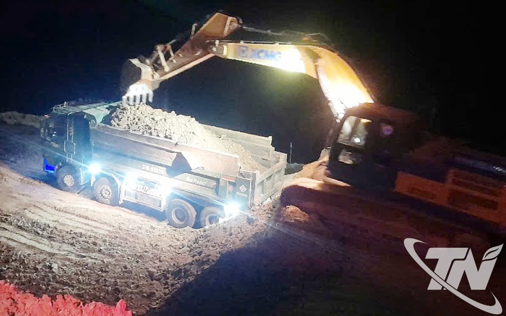 Um die durch die jüngsten Überschwemmungen und Regenfälle bedingten langsamen Fortschritte beim Straßenbau auszugleichen, leisten die Bauunternehmer Überstunden, erhöhen die Schichtanzahl und organisieren Bauarbeiten über Nacht.