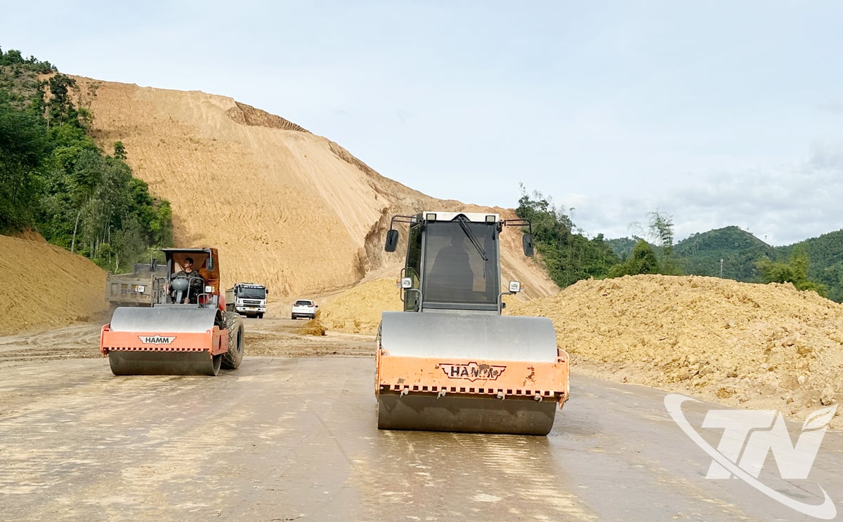 Die Bauunternehmen mobilisierten maximale personelle und technische Ressourcen, um den Baufortschritt wichtiger Verkehrswege in der Provinz zu beschleunigen.