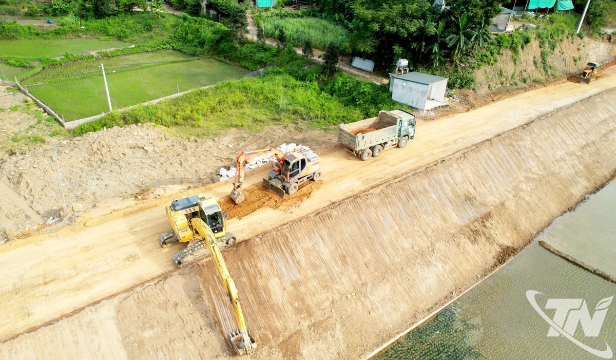 Der Bauunternehmer beschleunigt den Baufortschritt der Straße vom Ba Be See (Thai Nguyen) nach Na Hang (Tuyen Quang).