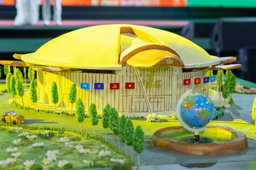 Maquete do Centro de Exposições do Vietnã feita com 510 kg de arroz glutinoso e feijão bate recorde - 1