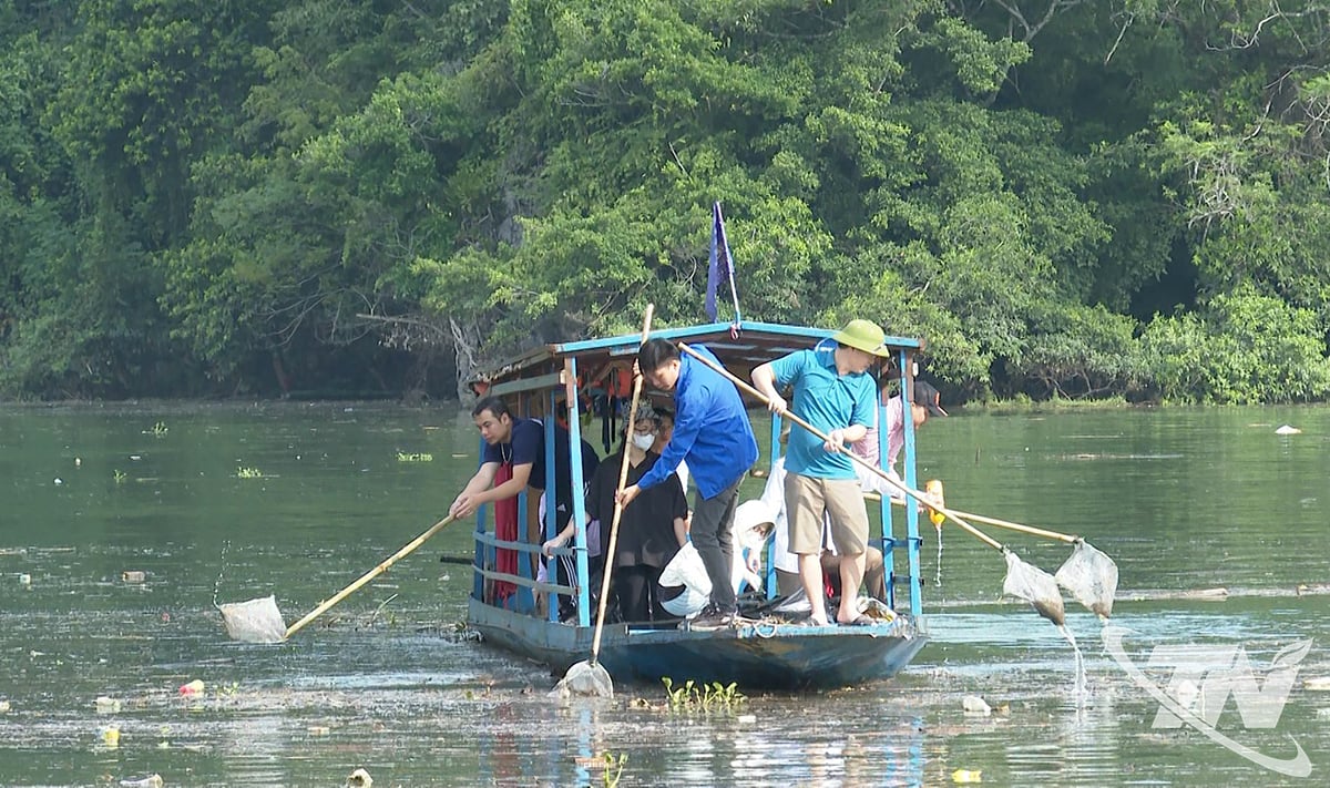 ក្រុមអ្នកស្ម័គ្រចិត្តប្រមូលសំរាមនៅបឹងបាប៊ី។