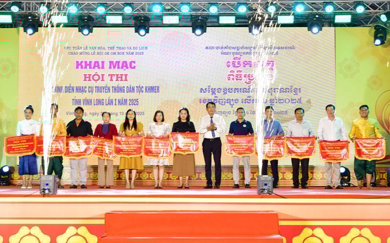 O Sr. Thach Boi, Diretor Adjunto do Departamento de Cultura, Esportes e Turismo, entregou bandeiras comemorativas às delegações participantes do concurso.