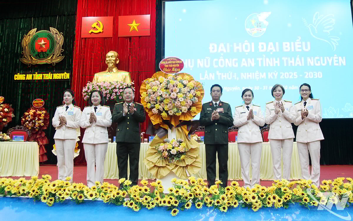 Komite Partai dan para pemimpin Kepolisian Provinsi memberikan karangan bunga sebagai ucapan selamat kepada Kongres.