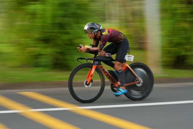 IRONMAN 70.3 ພູກວກ 2025: 'ຊາຍເຫຼັກ' ຫຼາຍພັນຄົນ ແຂ່ງຂັນຢູ່ເກາະໄຂ່ມຸກ ຫວຽດນາມ - ພາບ 1. IRONMAN 70.3 Phú Quốc 2025: Hàng ngàn 'người thép' so tài tại đảo ngọc Việt Nam- Ảnh 1.