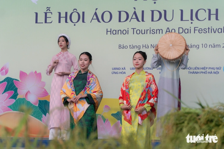 ຊຸດອາວໄດນັບພັນຊຸດສະແດງໃຫ້ເຫັນສີສັນຂອງຕົນໃນງານບຸນທ່ອງທ່ຽວຮ່າໂນ້ຍ ປີ 2025 - ຮູບທີ 1. lễ hội áo dài - Ảnh 1.