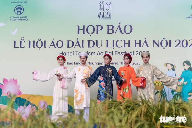 ຊຸດອາພອນພັນຊຸດສະແດງໃຫ້ເຫັນສີສັນຂອງຕົນໃນງານບຸນທ່ອງທ່ຽວຮ່າໂນ້ຍ ປີ 2025 - ຮູບທີ 3. lễ hội áo dài - Ảnh 3.