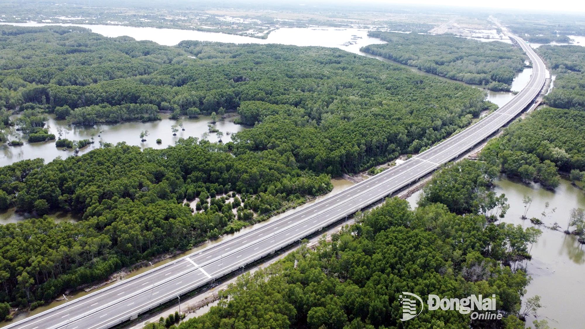 Die Schnellstraße Bien Hoa – Vung Tau, die Dong Nai mit Ho-Chi-Minh-Stadt verbindet, soll voraussichtlich Ende 2025 für den Verkehr freigegeben werden. Foto: Pham Tung