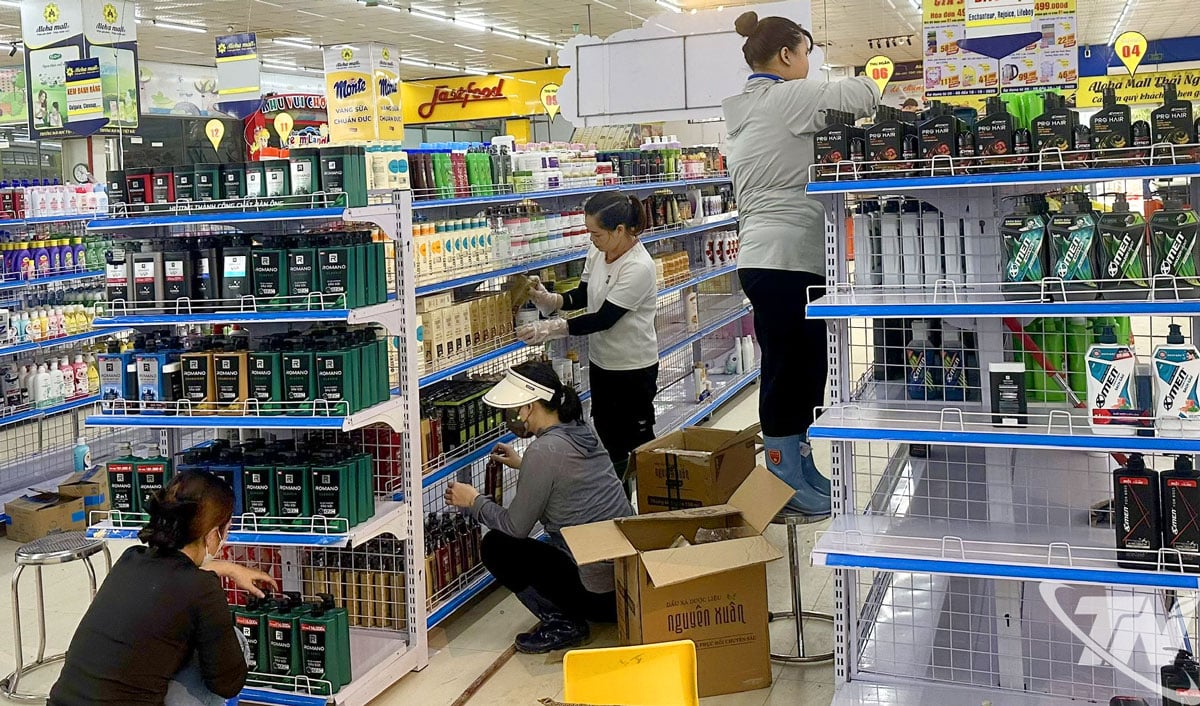 ផ្សារទំនើប Aloha ត្រូវបានគេរំពឹងថានឹងបើកឡើងវិញនៅដើមខែវិច្ឆិកា។ បច្ចុប្បន្ននេះ ផ្សារទំនើបកំពុងផ្តោតលើការនាំចូលទំនិញថ្មីៗ ដើម្បីធានាការផ្គត់ផ្គង់សម្រាប់បម្រើប្រជាពលរដ្ឋក្នុងរដូវកាលបំណាច់ឆ្នាំ។