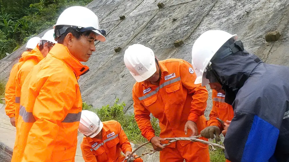 EVNCPC ស្តារការផ្គត់ផ្គង់ថាមពលដល់អតិថិជនជាង 400,000 ដែលរងផលប៉ះពាល់ដោយទឹកជំនន់