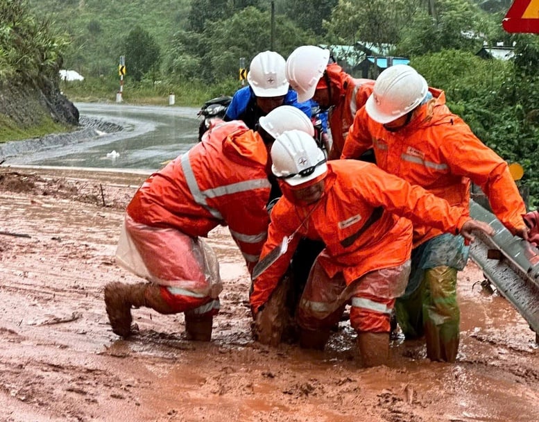 Nỗ lực khôi phục lưới điện sau mưa lũ tại miền Trung- Ảnh 1.