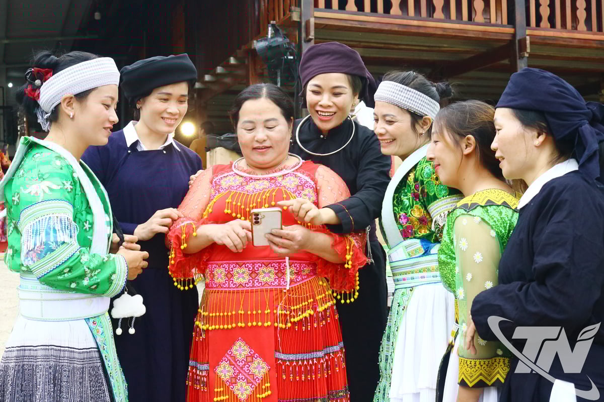 Етнічні жителі комуни Ван Ланг діляться своїм досвідом використання смартфонів для пошуку інформації.