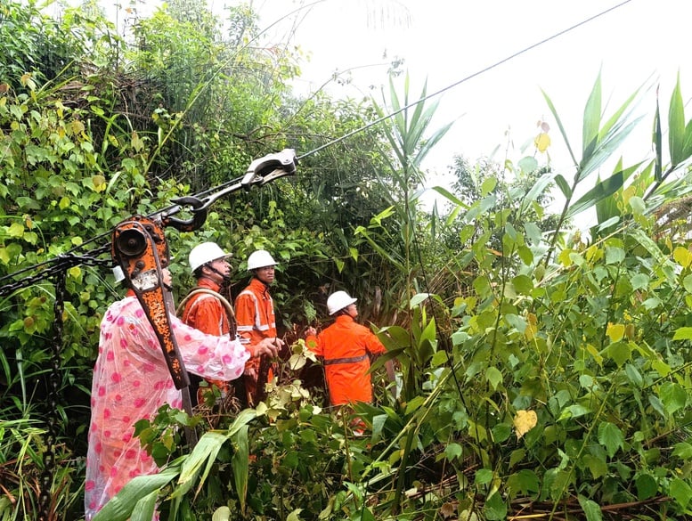 Nỗ lực khôi phục lưới điện sau mưa lũ tại miền Trung- Ảnh 5.