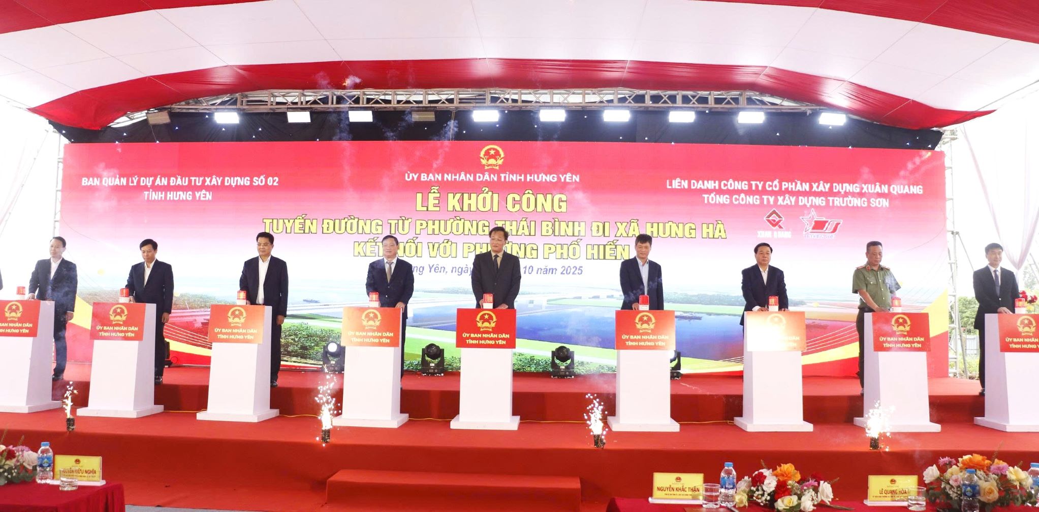 Delegáti provedli slavnostní stisknutí tlačítka pro zahájení projektu.