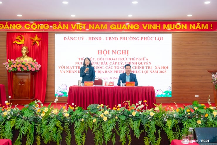 ການນຳຂອງຫວອດ ຟຸກລອຍ ໂອ້ລົມກັບປະຊາຊົນ, ແກ້ໄຂບັນຫາຢ່າງທັນການ - ຮູບ 1. Lãnh đạo phường Phúc Lợi đối thoại với nhân dân, kịp thời tháo gỡ các vướng mắc- Ảnh 1.