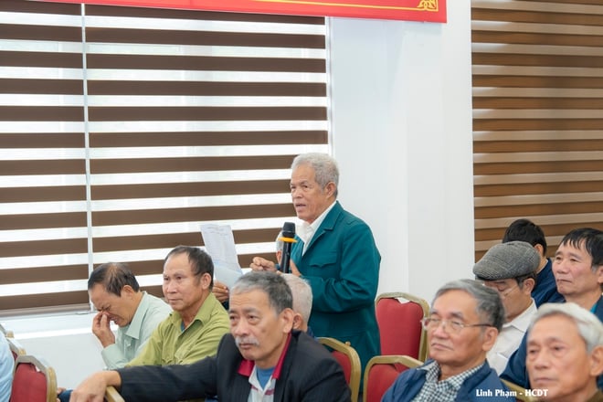 ການນຳຂອງຫວອດ ຟຸກລອຍ ໂອ້ລົມກັບປະຊາຊົນ, ແກ້ໄຂບັນຫາຢ່າງທັນການ - ຮູບ 3. Lãnh đạo phường Phúc Lợi đối thoại với nhân dân, kịp thời tháo gỡ các vướng mắc- Ảnh 3.