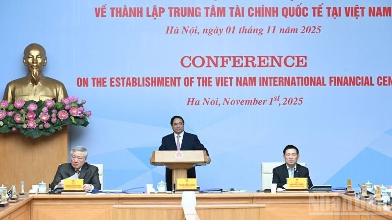 Prim-ministrul Pham Minh Chinh prezidează Conferința privind înființarea unui centru financiar internațional în Vietnam. (Foto: TRAN HAI)