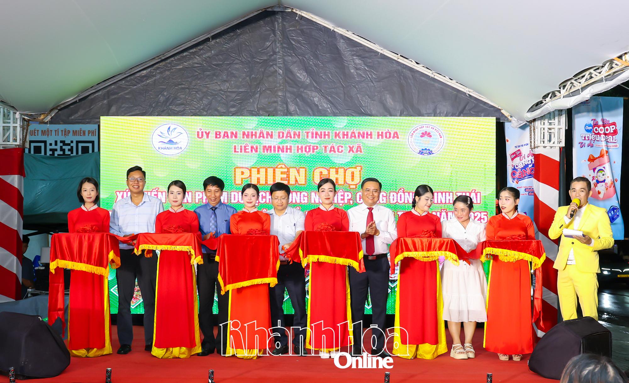 טקס גזירת סרט לפתיחת השוק.