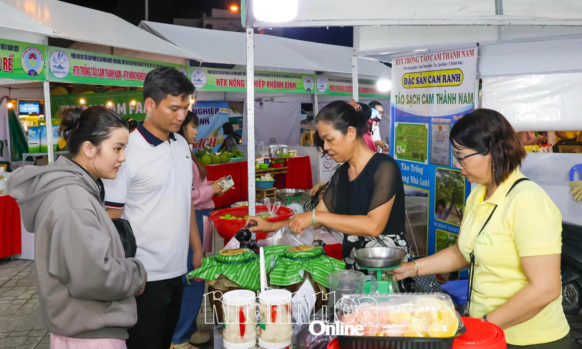 אנשים קונים בשוק.