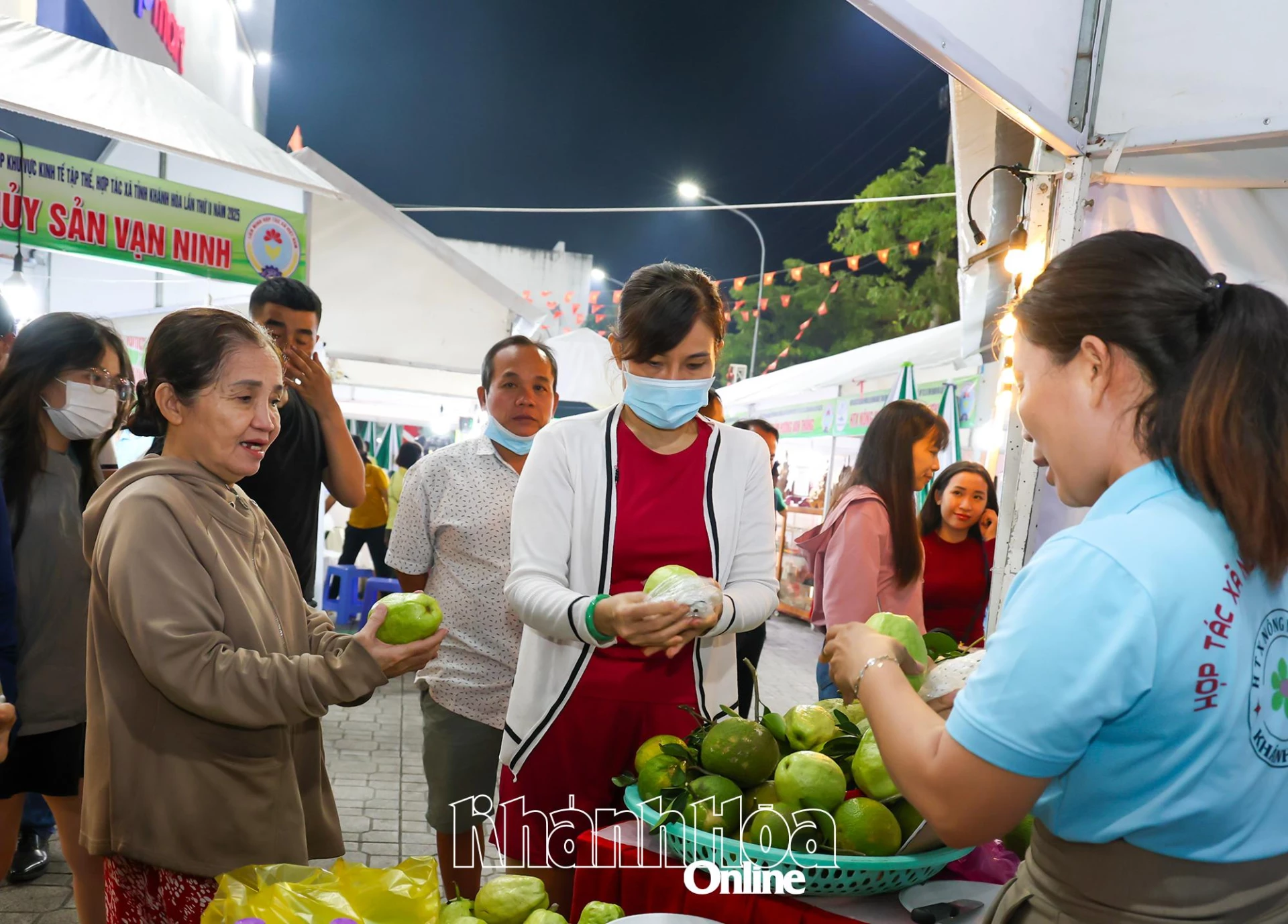 דוכן פירות טריים מושך לקוחות.