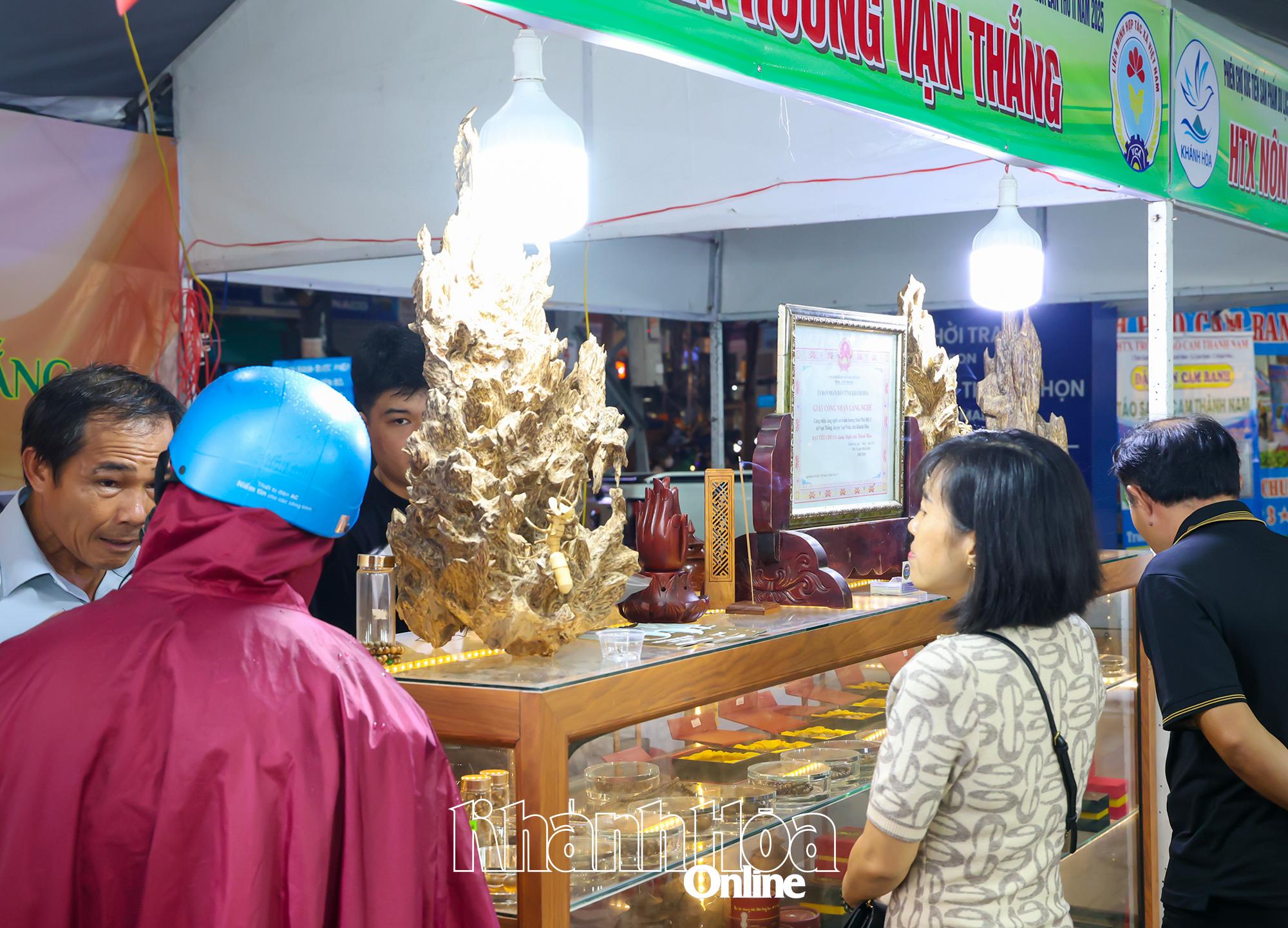 דוכן אגרווד מקומונה ואן נין.