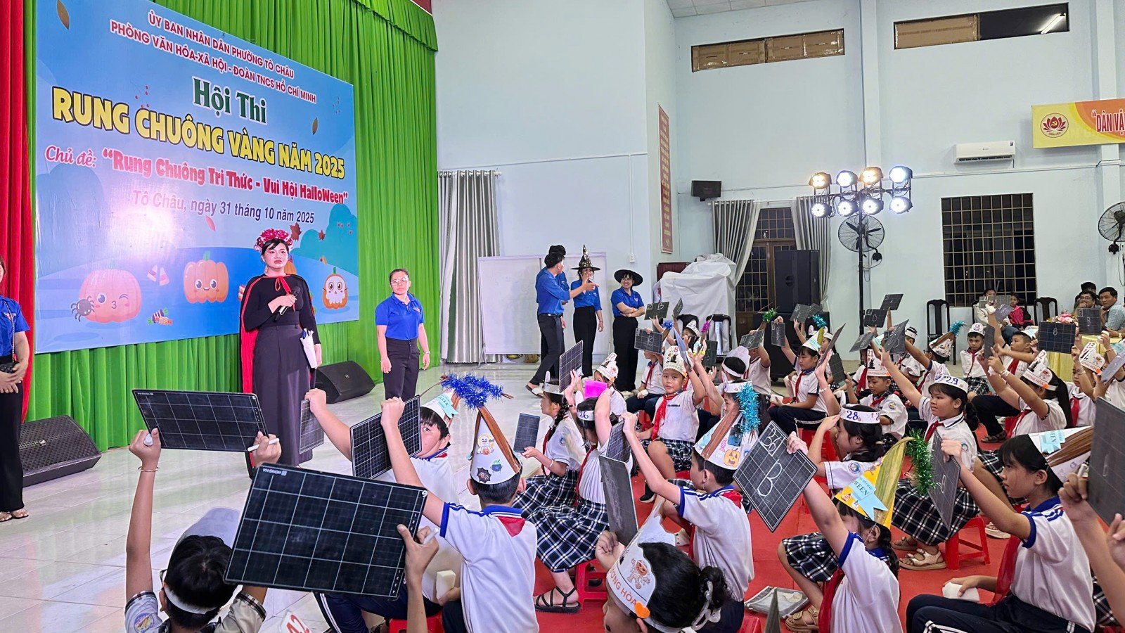 Spennende «Ring med kunnskapens bjelle – God Halloween»-konkurranse i To Chau-distriktet