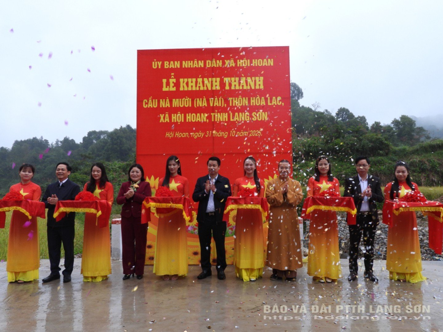 Lãnh đạo Đảng ủy các xã trên địa bàn huyện Văn Lãng cũ cắt băng khánh thành cầu Nà Mười