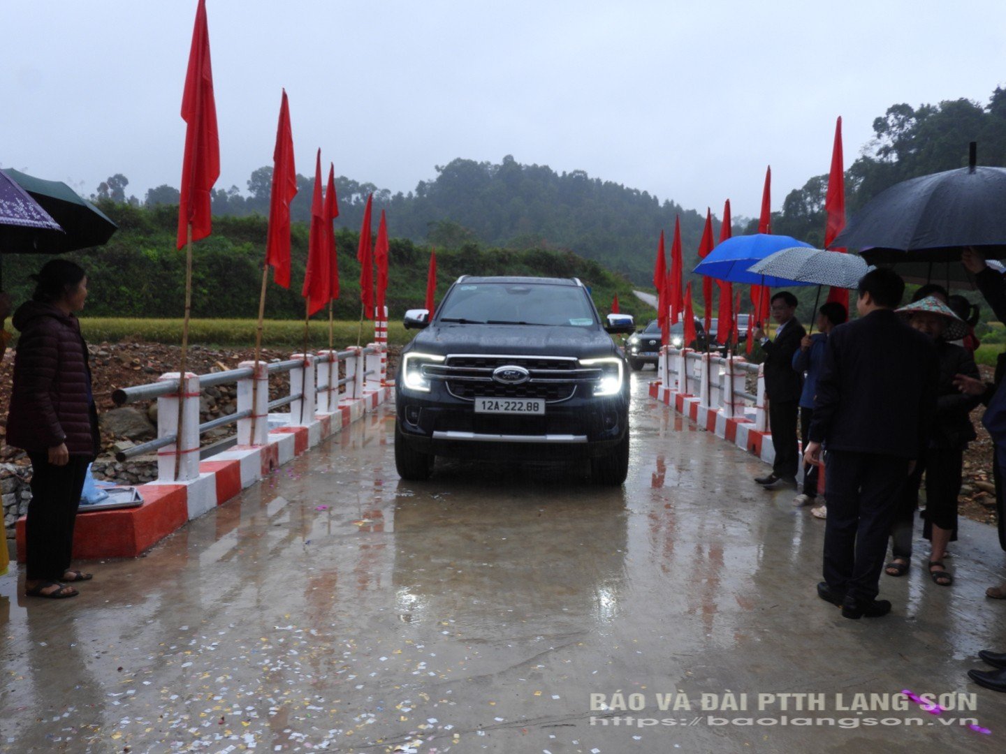 Các phương tiện lưu thông qua cầu ngày khánh thành