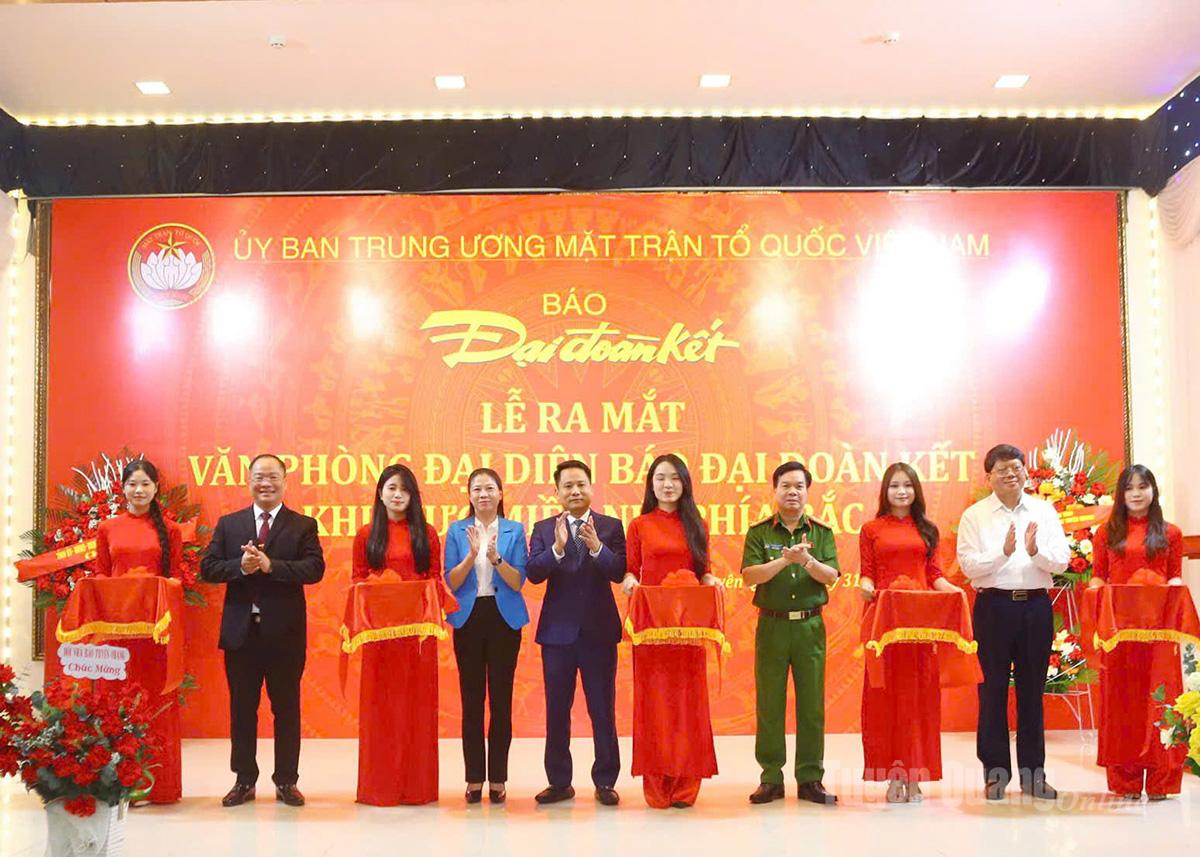 Delegater klippet snoren for å innvie representasjonskontoret til avisen Dai Doan Ket i den nordlige fjellregionen.