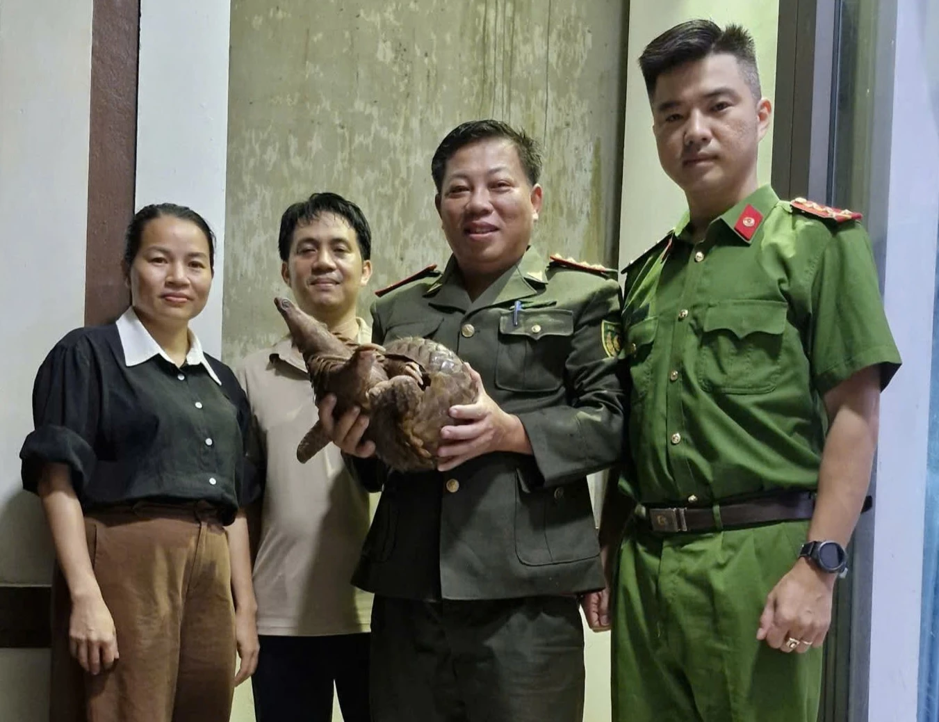 ທ່ານເລວັນຮວນແລະພັນລະຍາໄດ້ມອບໂຕປາໂກລິນໃຫ້ແກ່ອຳນາດການປົກຄອງ - ຮູບພາບ: ຜູ້ປະກອບສ່ວນ