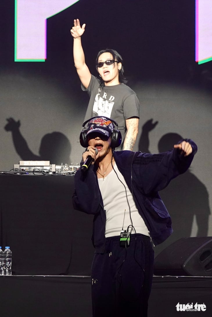 BTOB שמחים בגלל המעריצים הווייטנאמים, להקת מוזיקה קוריאנית שרה את המוזיקה של סון טונג M-TP - תמונה 5. BTOB hạnh phúc vì fan Việt, nhóm nhạc Hàn Quốc hát nhạc Sơn Tùng M-TP - Ảnh 5.