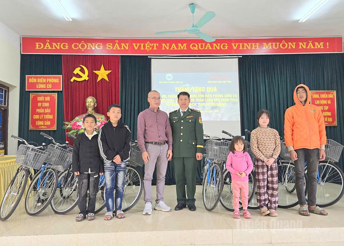 Η αντιπροσωπεία δώρισε 10 ποδήλατα στον σταθμό συνοριακής φρουράς Lung Cu.