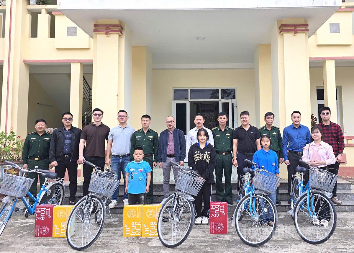 Η αντιπροσωπεία επισκέφθηκε, ενθάρρυνε και έδωσε ποδήλατα στα υιοθετημένα παιδιά του Συνοριακού Σταθμού Ντονγκ Βαν.