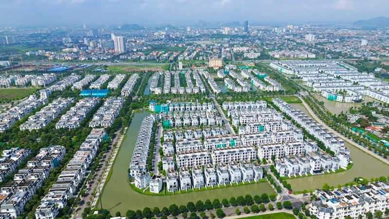 রাজস্ব বৃদ্ধি করুন, উন্নয়নের জন্য ব্যয় নিশ্চিত করুন