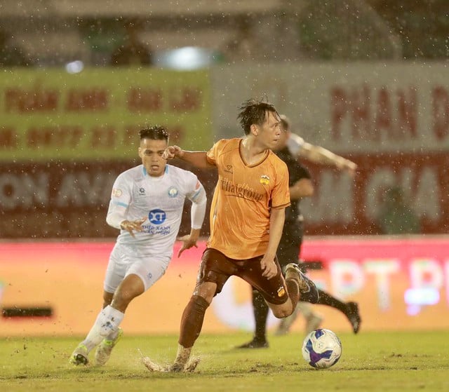 Vreemde V-League: Champion strijdt met HAGL om degradatie te voorkomen, het is nog niet zeker wie er gaat winnen - Foto 1. Kỳ lạ V-League: Nhà vô địch đua trụ hạng với HAGL, chưa biết ai hơn ai- Ảnh 1.