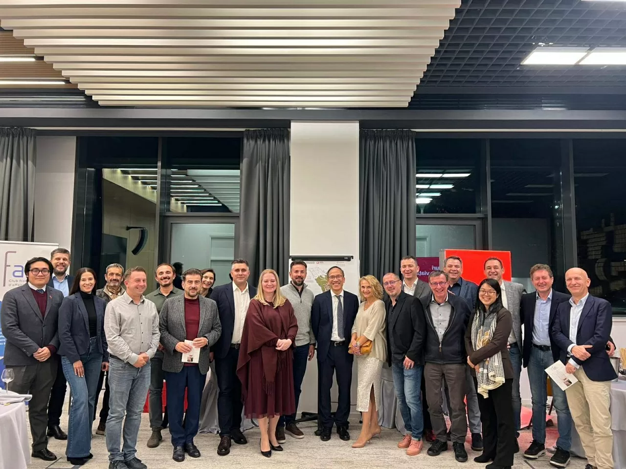 Kedutaan Vietnam di Romania menghadiri aktiviti pengenalan wain negara Francophone Đại sứ quán Việt Nam tại Romania tham dự hoạt động giới thiệu rượu vang các nước Pháp ngữ