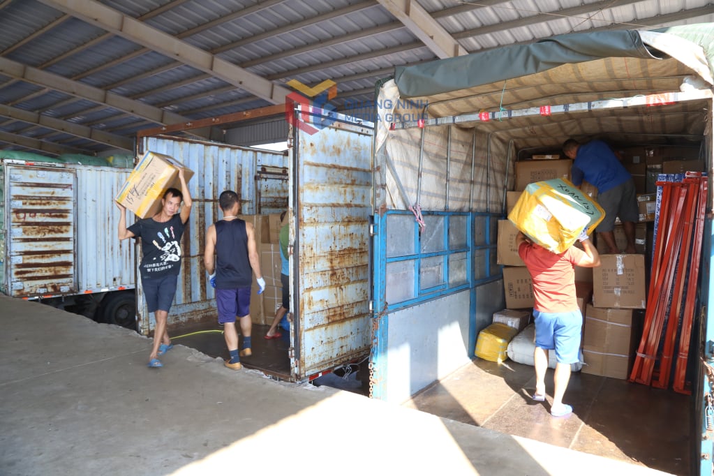 ការផ្ទុកទំនិញនិងដឹកជញ្ជូនទំនិញនៅទីធ្លាអធិការកិច្ច ច្រកទ្វារ Km3+4 សង្កាត់ Mong Cai 3