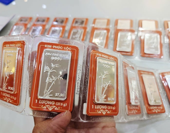 Giá bạc hôm nay 1-11: Biến động mạnh, chuyên gia dự báo mức giảm sốc - Ảnh 1.