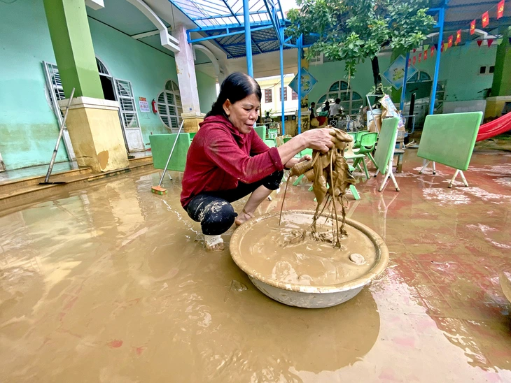 Xót xa cảnh thầy cô giáo vùng rốn lũ Đà Nẵng cọ rửa từng lớp bùn tìm lại đồ dùng cho học sinh - Ảnh 1.